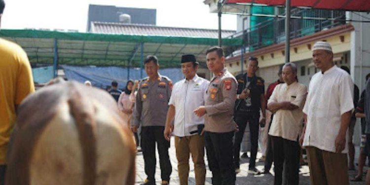 Penyembelihan hewan kurban LDII Cengkareng bekerja sama dengan Polsek Cengkareng terkait pengamanan kurban. Foto: LINES.