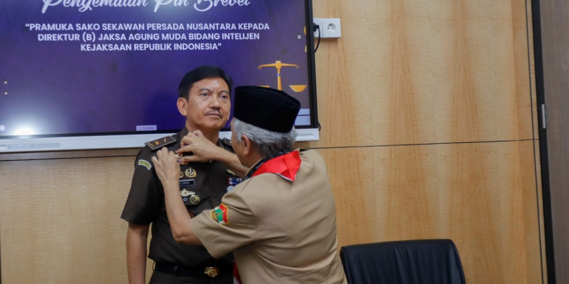 Satuan Komunitas Sekawan Persada Nusantara (Sako SPN) menyematkan penghargaan kehormatan kepada Direktur B pada Jaksa Agung Muda Intelijen Kejaksaan RI, Ricardo Sitinjak.