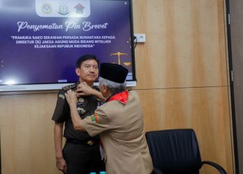 Satuan Komunitas Sekawan Persada Nusantara (Sako SPN) menyematkan penghargaan kehormatan kepada Direktur B pada Jaksa Agung Muda Intelijen Kejaksaan RI, Ricardo Sitinjak.