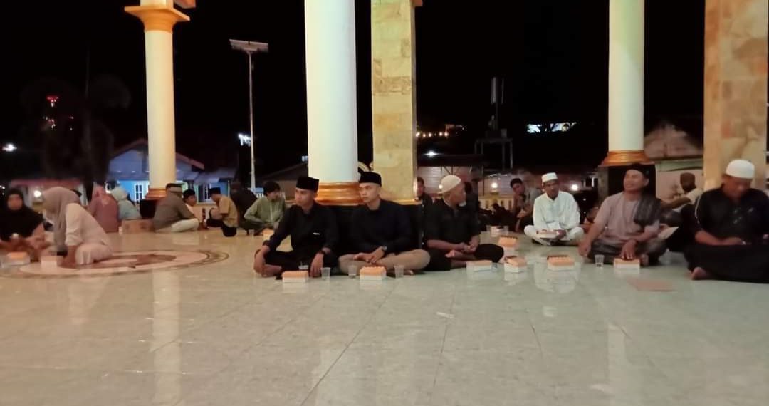 DPD LDII Kaimana yang diwakili Sunarto Suratman dan pengurus lainnya mengikuti rapat prosesi pemancangan tiang adat alif yang akan dipasang di Masjid Nurul Anshar, Air Merah, Kaimana. Foto: LINES.