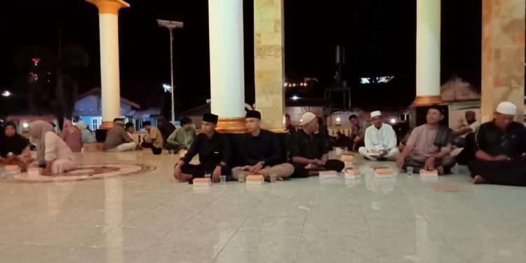 DPD LDII Kaimana yang diwakili Sunarto Suratman dan pengurus lainnya mengikuti rapat prosesi pemancangan tiang adat alif yang akan dipasang di Masjid Nurul Anshar, Air Merah, Kaimana. Foto: LINES.