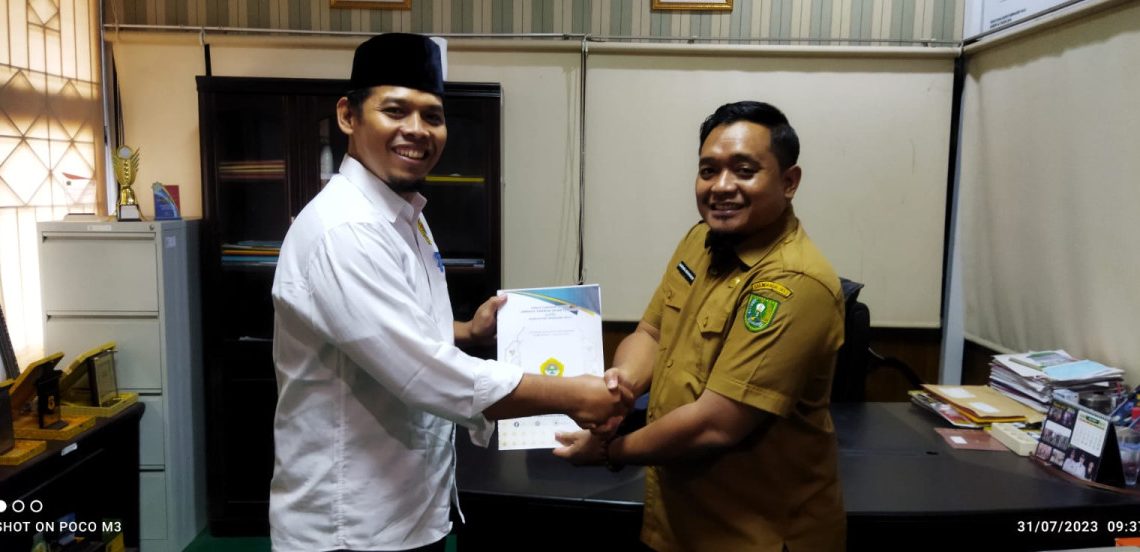 Ketua DPD LDII Indragiri Hulu Adang Sridarta memaparkan agenda program kerja yang akan dilaksanakan LDII pada Agustus, yakni kerja bakti nasional dan upacara bendera HUT RI. Foto: LINES.