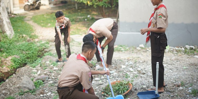 Warga PC LDII Kembangan berpartisipasi dalam kampanye “Kerja Bakti Nasional LDII” yang diadakan secara nasional pada Jumat (4/8). Foto: LINES.
