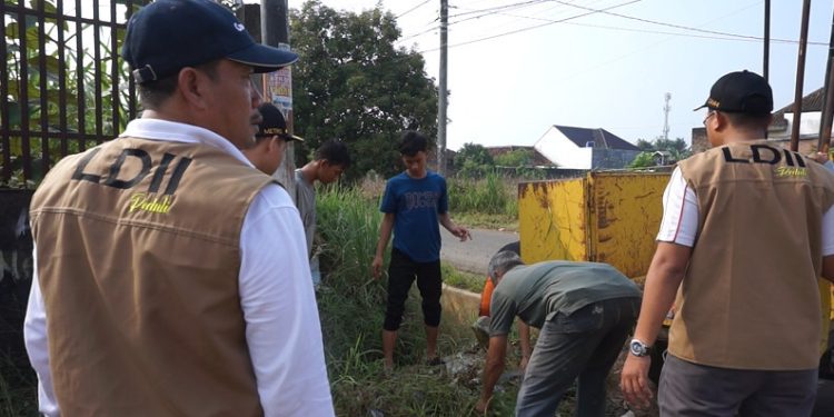 Kerja Bakti Nasional LDII LDII Gotong Royong Kerja Bakti Nasionalisme Kebangsaan Merah Putih Bersih Suci Mengepel Ngepel Solid RakernasLDII2023