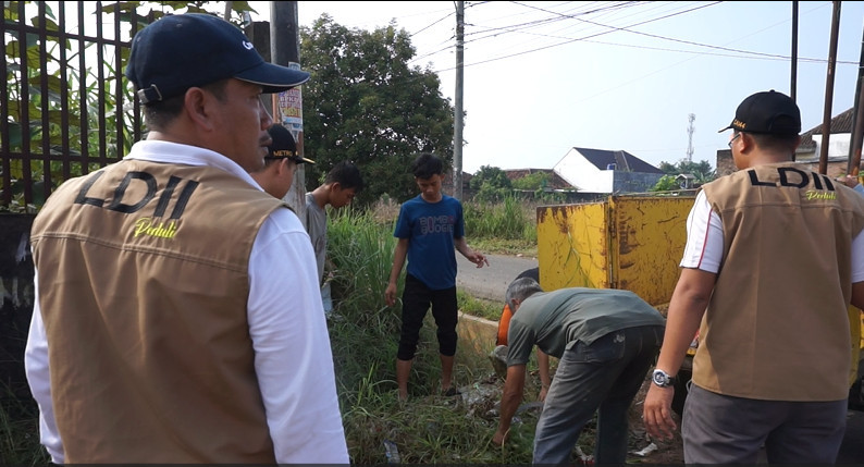 Kerja Bakti Nasional LDII LDII Gotong Royong Kerja Bakti Nasionalisme Kebangsaan Merah Putih Bersih Suci Mengepel Ngepel Solid RakernasLDII2023