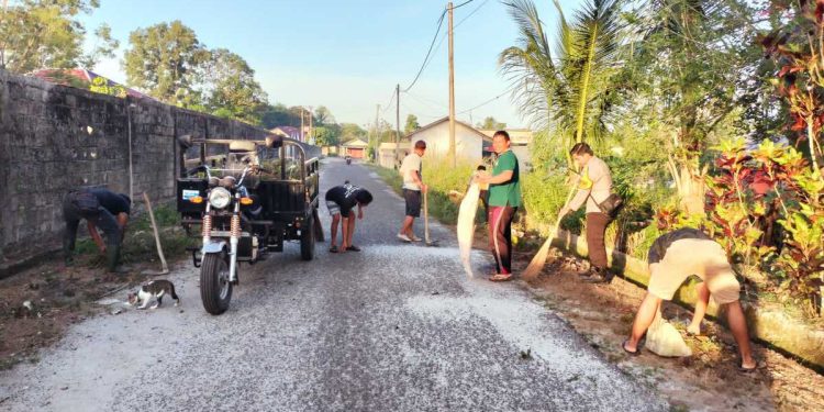 LDII Aik Ketekok Kab. Belitung dan Pemerintah Desa setempat bekerja sama menghelat kerja bakti. Foto: LINES.