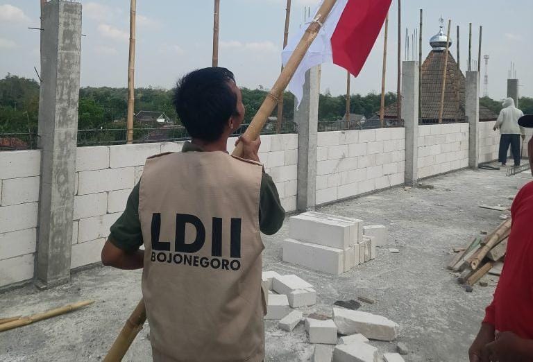 DPD LDII Kabupaten Bojonegoro membagikan bendera merah putih jelang Hari Kemerdekaan Indonesia di Komplek Al Islah Desa Pohbogo, Bojonegoro, Jawa Timur pada Senin (1/8). Foto: LINES.