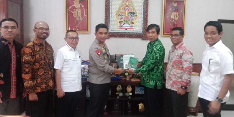 Ketua DPW LDII Daerah Istimewa Yogyakarta (DIY), Atus Syahbudin, mengapresiasi Kapolda DIY, Irjen Pol Suwondo Nainggolan, beserta jajaran, atas dukungan pelaksanaan “Kerja Bakti Nasional LDII 2023”. Foto: LINES.
