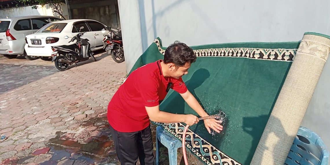 Sebagai upaya meningkatkan rasa nasionalisme dan semangat gotong-royong di kalangan generasi muda dan warga, DPD LDII Kota Depok menggelar kerja bakti massal. Foto: LINES.