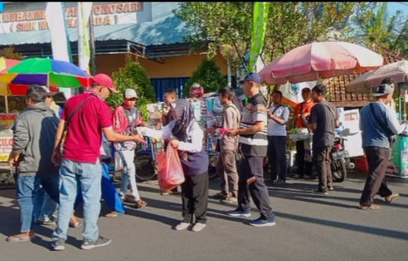 DPD LDII Gunungkidul membantu Badan Kesatuan Bangsa dan Politik (Kesbangpol) Gunungkidul mendistribusikan bendera merah putih. Foto: LINES.
