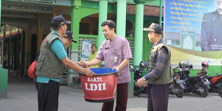 Kerja Bakti Nasional LDII LDII Gotong Royong Kerja Bakti Nasionalisme Kebangsaan Merah Putih Bersih Suci Mengepel Ngepel Solid RakernasLDII2023