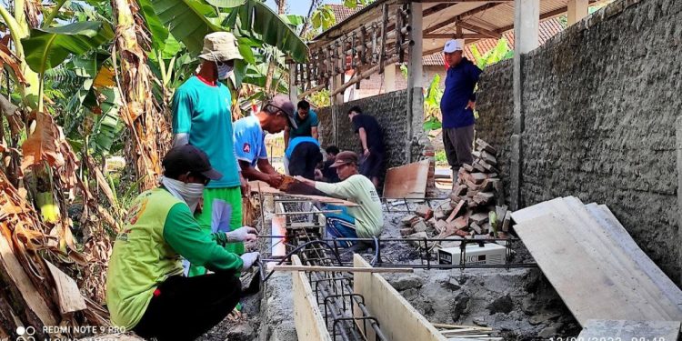 PAC LDII Troketon menyelenggarakan kerja bakti serentak bersama warga di halaman Masjid Nurul Huda Dukuh Tandan, Pedan. Foto: LINES.