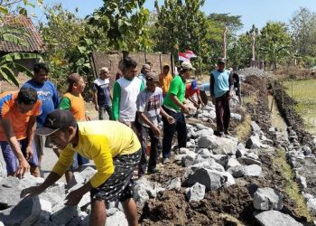 Gotong royong Kerja Bakti Warga LDII Wonosari NU Perbaikan Talud