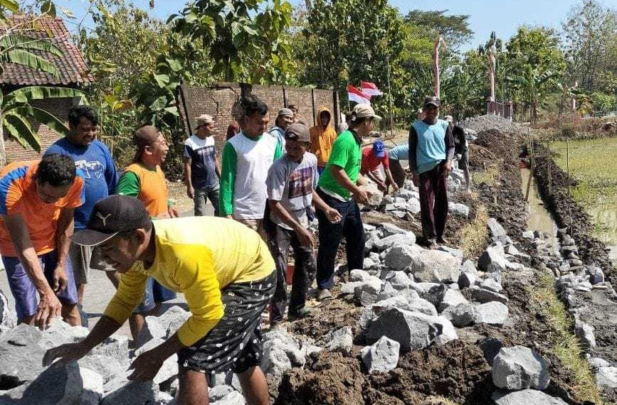 Gotong royong Kerja Bakti Warga LDII Wonosari NU Perbaikan Talud