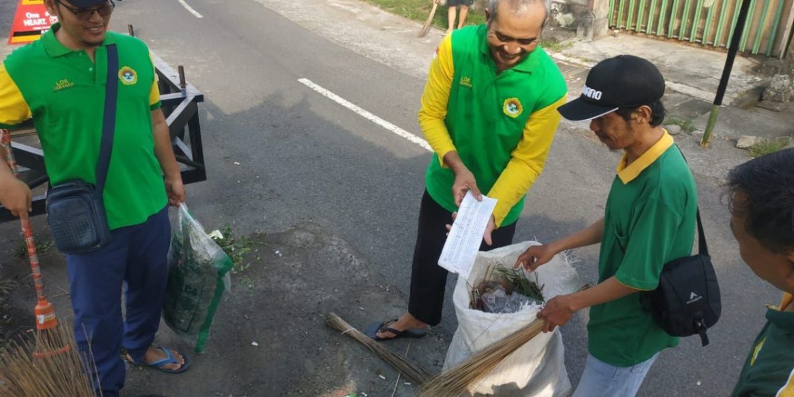 DPD LDII Tabanan melaksanakan kerja bakti membersihkan jalan dan drainase, pada Jumat (4/8). Foto: LINES.
