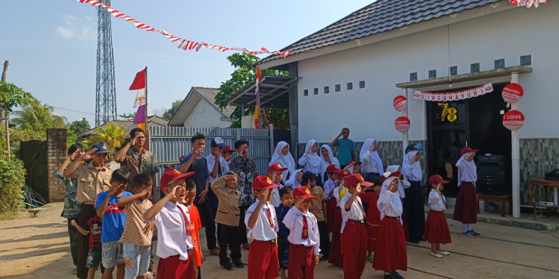 PAC LDII Kelurahan Ampui menghelat upacara peringatan proklamasi kemerdekaan RI ke-78 di halaman Masjid Roudhatul Jannah, Ampui, Kota Pangkalpinang pada Kamis (17/8). Foto: LINES.