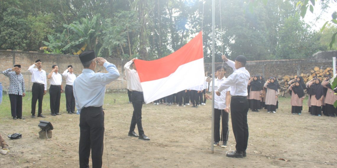 Memperingati Hari Kemerdekaan Indonesia, santri dan pengurus Pondok Pesantren Nur Azizah naungan LDII menggelar upacara bendera. Foto: LINES.