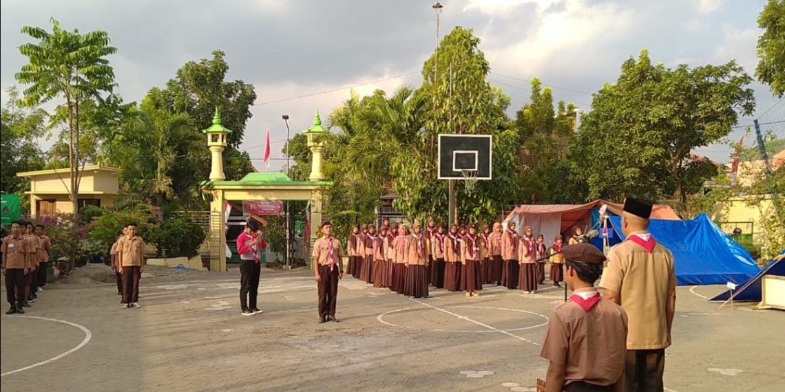 Pondok Pesantren Al-Manshurin di Jember, Jawa Timur, menjadi saksi bagi upaya mendidik karakter luhur bangsa melalui Gerakan Pramuka. Foto: LINES.