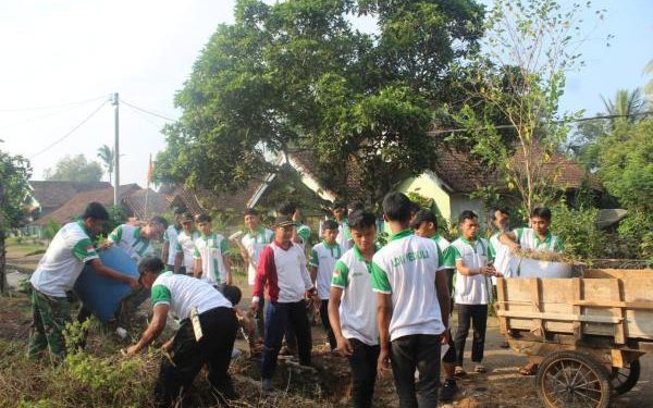 Warga LDII Way Kanan Sambut HUT RI dengan Bersih-bersih Pondok Pesantren