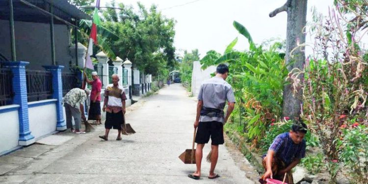 Ciptakan Lingkungan Bersih, LDII Desa Pojok Sukoharjo Gerakkan Kerja Bakti Massal
