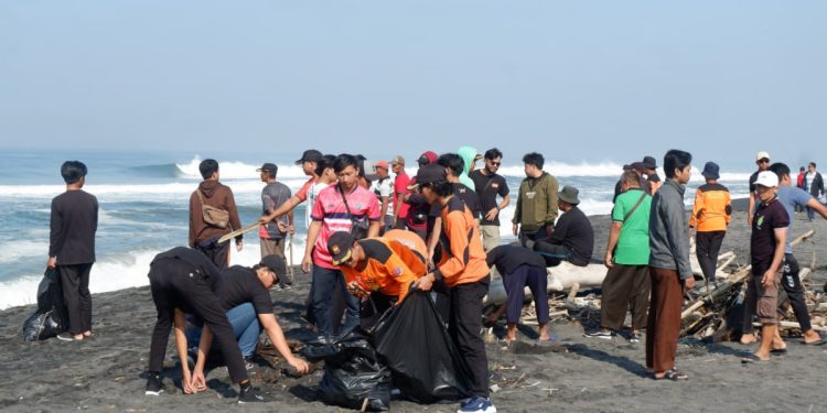 "Suling Mas" Gelar Gotong Royong Bersih Lingkungan di Pantai Samas