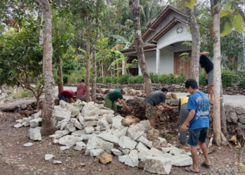 LDII Dlingo Satukan Warga Bangun Tanggul Sungai
