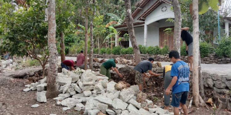 LDII Dlingo Satukan Warga Bangun Tanggul Sungai