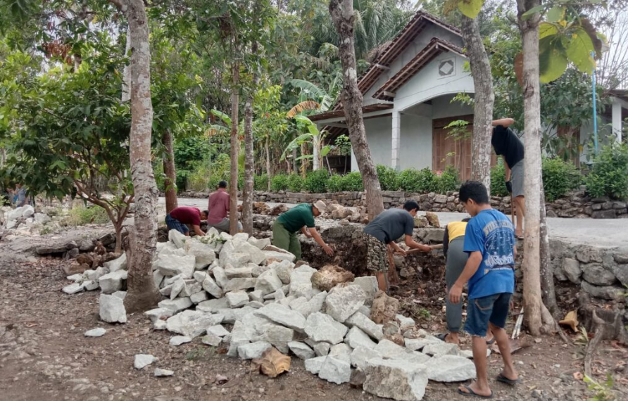 LDII Dlingo Satukan Warga Bangun Tanggul Sungai