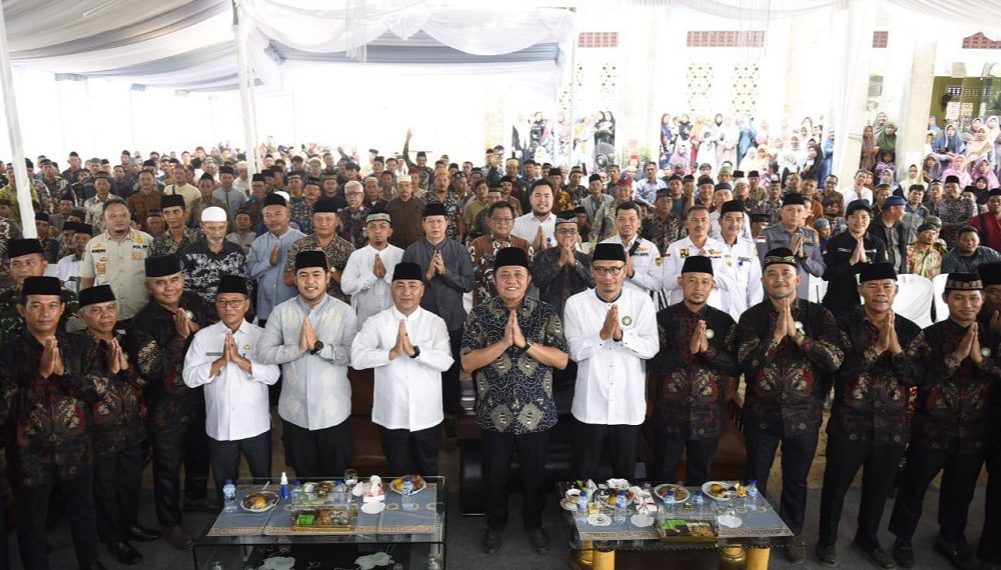 Gubernur Sumsel Herman Deru menghadiri pengajian akbar yang dihelat Yayasan Darul Ilmi As-Samayah di Masjid Miftahul Huda, Sungai Lilin Jaya, Kabupaten Musi Banyuasin. Foto: LINES.