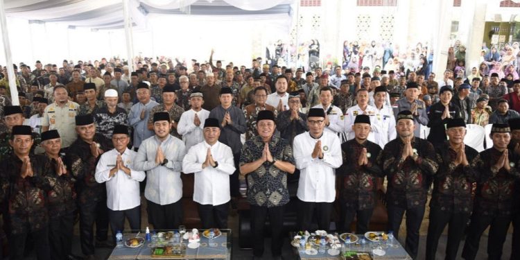Gubernur Sumsel Herman Deru menghadiri pengajian akbar yang dihelat Yayasan Darul Ilmi As-Samayah di Masjid Miftahul Huda, Sungai Lilin Jaya, Kabupaten Musi Banyuasin. Foto: LINES.