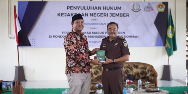Kejaksaan Negeri (Kejari) Jember mengadakan program Jaksa Masuk Pesantren, yang dilaksanakan di Pondok Pesantren Mahasiswa (PPM) Syafiur Rohman yang bernaung di bawah DPD LDII Jember. Foto: LINES.