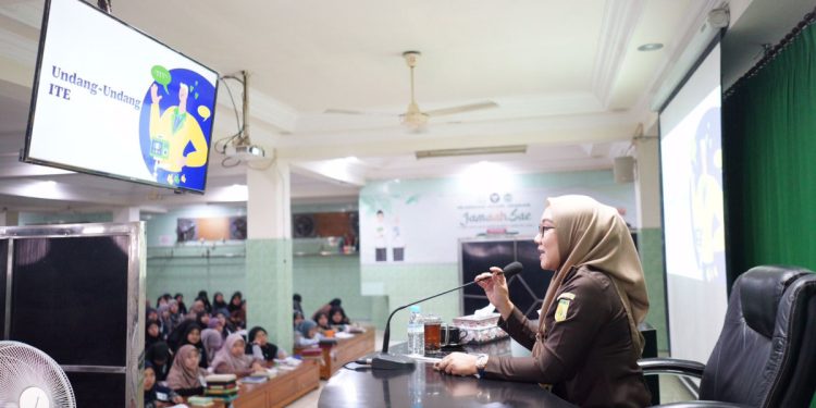 Kejaksaan Negeri (Kejari) Nganjuk kembali menggelar penyuluhan hukum bertajuk “Jaksa Masuk Pesantren”. Foto: LINES.