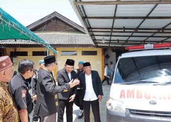 Ketua DPRD Kaltim Resmikan Kampung Santri dan Donasikan Ambulans