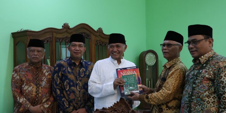 Ketua KPK periode 2015-2019 Agus Raharjo mengunjungi Pondok Pesantren (Ponpes) Wali Barokah Kota Kediri, pada Selasa (19/9). Foto: LINES.