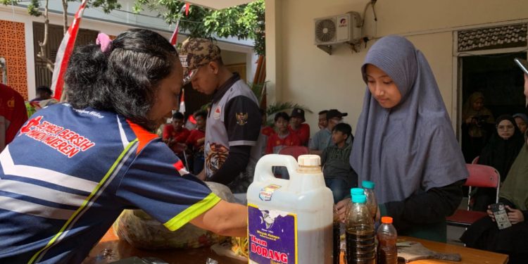 DPD LDII Kabupaten Jember mengambil langkah proaktif mengatasi permasalahan pengelolaan sampah. Mereka menggelar pelatihan “Eco Enzym” di Ponpes Al Manshurin Patrang, Jember. Foto: LINES.