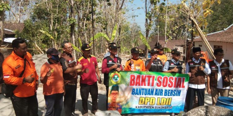DPD LDII Kabupaten Sukoharjo menyerahkan bantuan 40.000 liter air bersih bagi warga Kecamatan Weru yang dilanda kekeringan. Foto: LINES.