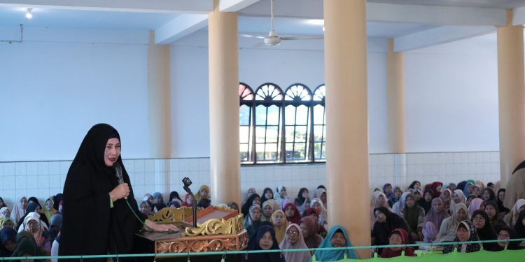Ketua Pemberdayaan Kesejahteraan Keluarga (PKK) Kabupaten Luwu berkunjung ke PC LDII Lamasi dalam acara sosialisasi “Lima Pilar Sanitasi Total Berbasis Masyarakat (STBM). Foto: LINES.