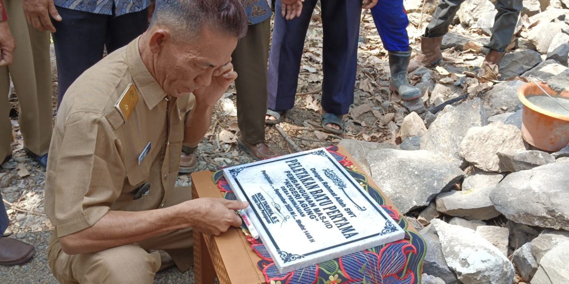 Peletakan batu pertamanya diresmikan oleh Kepala Desa Peninjauan Novi Taruna. Foto: LINES.