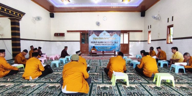 Majelis Ulama Indonesia (MUI) Kecamatan Pedan bekerja sama dengan PC LDII Pedan dan ormas Islam se-Kecamatan Pedan menggelar pengajian rutin di Masjid Nurul Huda, Pedan, Klaten, pada Sabtu (16/9). Foto: LINES.