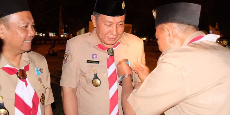Ketua Pimpinan Satuan Komunitas Daerah (Pinsakoda) Sekawan Persada Nusantara (SPN) Tingkat Daerah Lampung, Heri Sensustadi, memperoleh Tanda Penghargaan Pancawarsa 3. Foto: LINES.