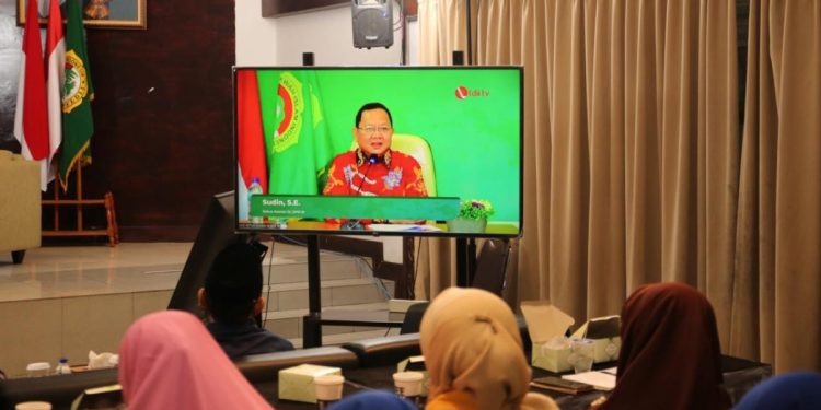 Webinar kedaulan pangan dan gizi untuk generasi bebas stunting berkaitan erat dengan Tujuan Pembangunan Berkelanjutan - SDG2 (Tanpa Kelaparan), SDG3 (Kehidupan Sehat Sejahtera), dan SDG12 (Konsumsi dan Produksi Bertanggung Jawab) Kedaulatan Pangan dan Gizi Bebas Stunting Kehidupan Sehat Sejahtera SDG2 Tanpa Kelaparan SDG12 Konsumsi dan Produksi yang Bertanggungj jawab SDG3 Kehidupan Sehat dan Sejahtera