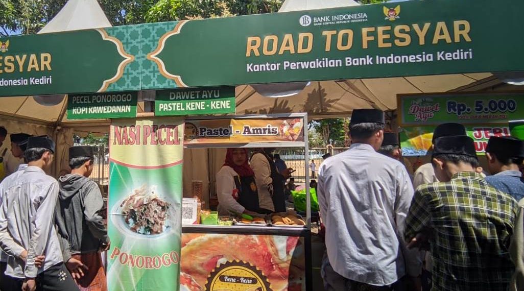 Para pengurus dan santri Pondok Pesantren (Ponpes) Wali Barokah, Kota Kediri, menghadiri Road to Festival Ekonomi Syariah (FESyar) Regional Jawa 2023. Foto: LINES.