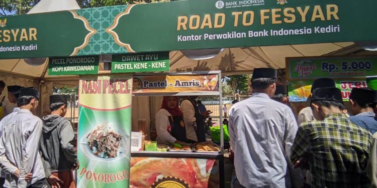 Para pengurus dan santri Pondok Pesantren (Ponpes) Wali Barokah, Kota Kediri, menghadiri Road to Festival Ekonomi Syariah (FESyar) Regional Jawa 2023. Foto: LINES.