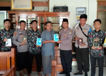 Ponpes Millenium Alfiena Terima Buku Literasi Budaya dari Polsek Lengkong