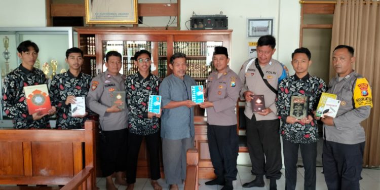 Ponpes Millenium Alfiena Terima Buku Literasi Budaya dari Polsek Lengkong