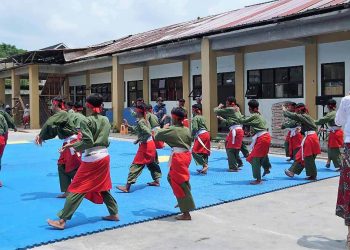 Delegasi Kazakhstan tertarik dengan Tampilan Pencak Silat di SMA Budi Luhur Samarinda