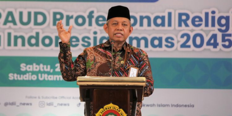 Ketua DPP LDII Bidang Pendidikan Umum dan Pelatihan, Basseng, menutup Webinar “Gerakan PAUD Profesional Religius menuju Indonesia Emas 2045”, yang diinisiasi oleh DPP LDII pada Sabtu (21/10) di Gedung DPP LDII, Jakarta. Foto: LINES.