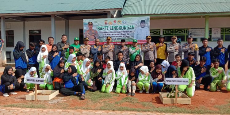 Momen HUT ke-72 Humas Polri, Polisi Resor (Polres) Mempawah menghelat “Bakti Lingkungan” berkolaborasi dengan DPW LDII Kalimantan Barat. Foto: LINES.