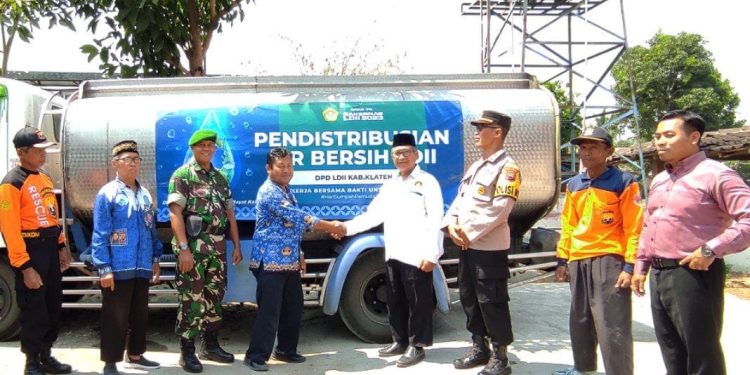 LDII Klaten menyalurkan bantuan air bersih bagi warga yang terkena bencana kekeringan. Foto: LINES.