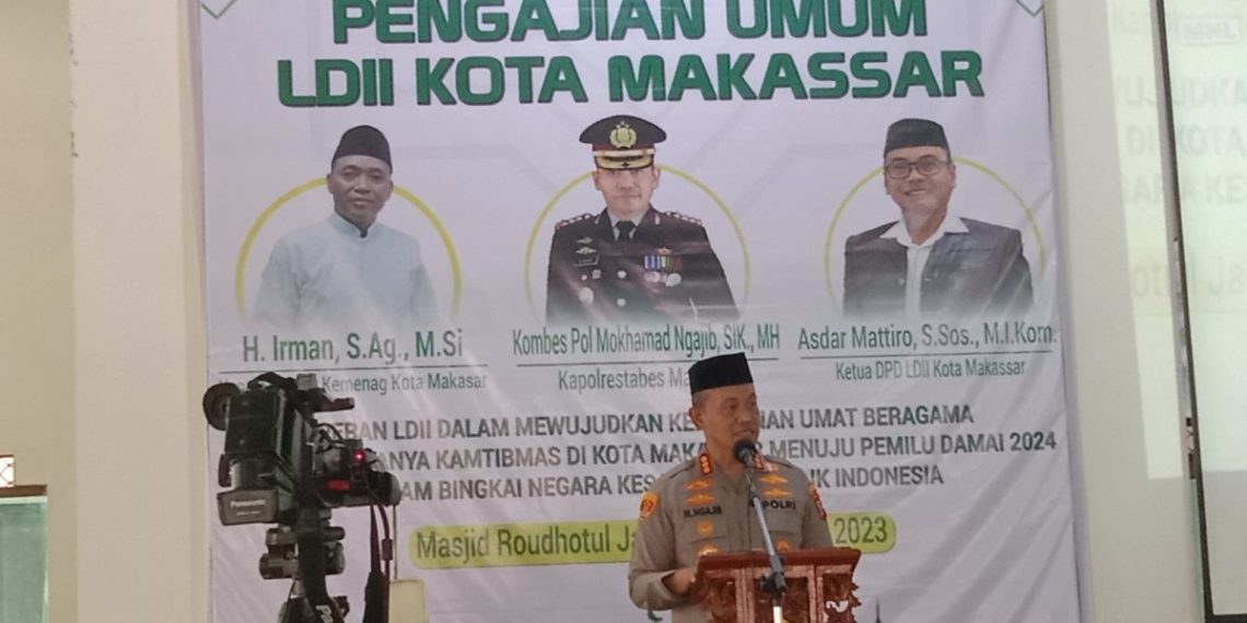 Kapolrestabes Makassar Kombes Pol. Mokhamad Ngajib dan Kepala Kantor Kementerian Agama Kota Makassar Irman menghadiri pengajian umum bersama yang digelar DPD LDII Kota Makassar. Foto: LINES.